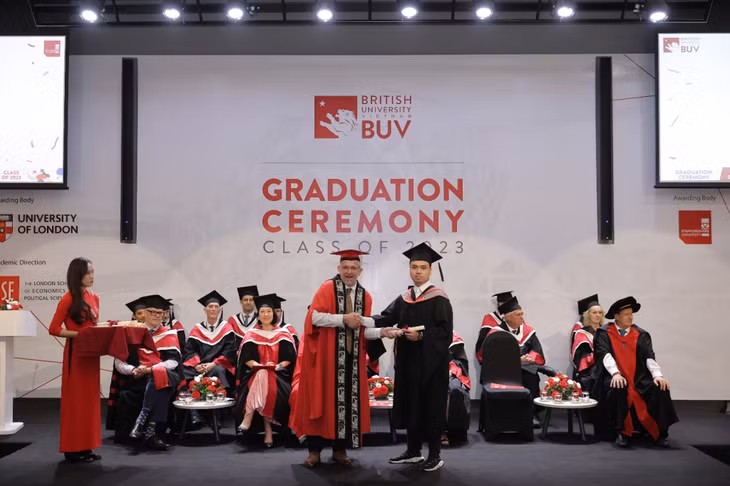 Giáo sư Martin Jones, Hiệu trưởng Trường Đại học Stafforshire trao bằng cho tân cử nhân niên khóa 11 của BUV