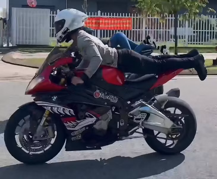 Người đàn ông nằm trên yên xe xuất hiện trong video cùng Ngọc Trinh cũng bị lập biên bản - Ảnh cắt từ video