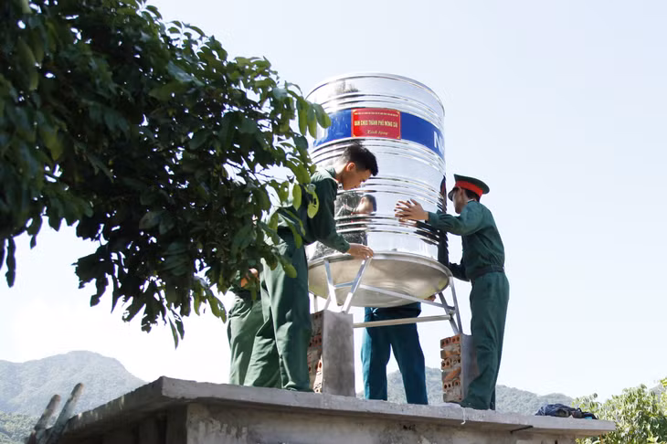 Ban CHQS TP Móng Cái tặng 20 bồn chứa nước inox (1.000lít/chiếc) cho 20 hộ gia đình có hoàn cảnh khó khăn tại thôn Pò Hèn, xã Hải Sơn. 