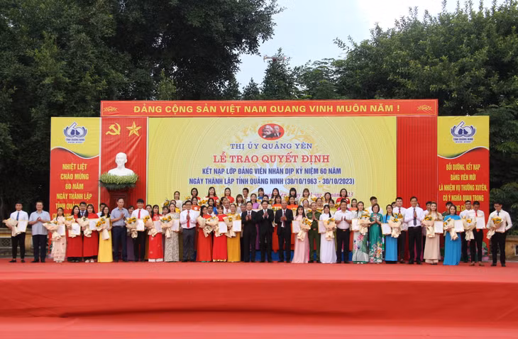 60 quần chúng ưu tú được kết nạp Đảng đúng vào dịp kỷ niệm 60 năm thành lập tỉnh Quảng Ninh.