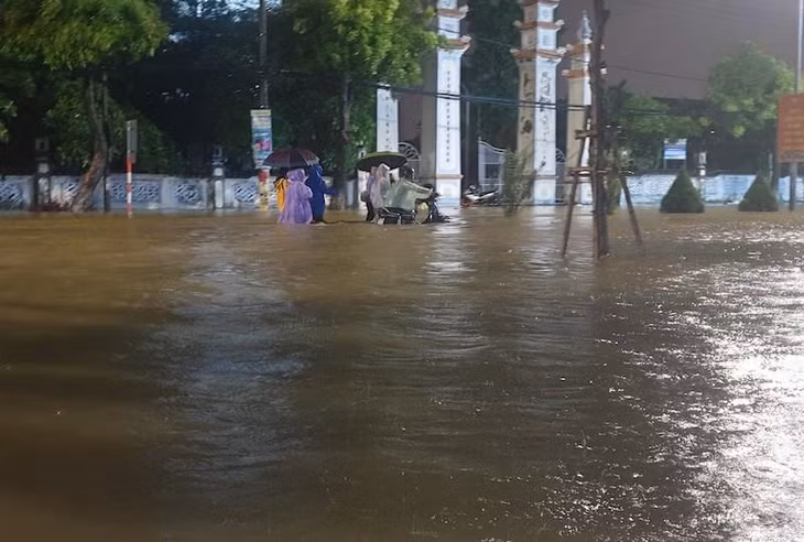 Nhiều khu vực tại Đà Nẵng ngập sâu đêm 13/10.