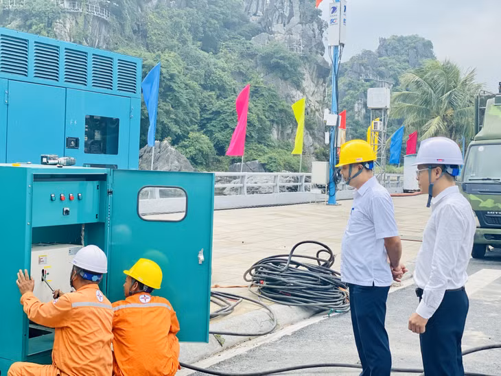 Lãnh đạo Điện lực TP Hạ Long kiểm tra, giám sát việc lắp đặt máy phát và hệ thống aps (hệ thống chuyển nguồn tự động) tại khu vực Quảng trường 30/10. (Ảnh chụp chiều ngày 23/10)