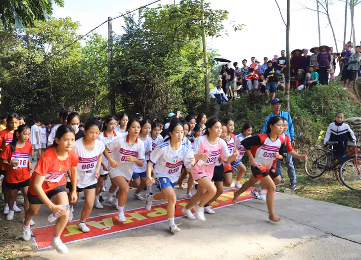 Nữ học sinh các trường THCS và THPT tham gia giải chạy.
