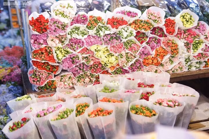 Trong các gợi ý quà tặng Ngày Phụ nữ Việt Nam 20/10, bó hoa là phương án dễ làm hài lòng người nhận nhất. (Ảnh: Khổng Chí)