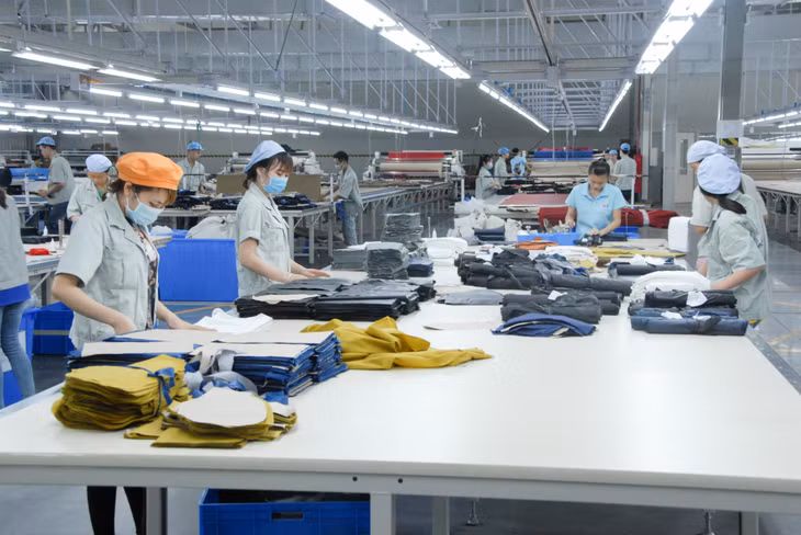 Không khí sản xuất tại Công ty CP May mặc Hoa Lợi Đạt Việt Nam (KCN Cảng biển Hải Hà).