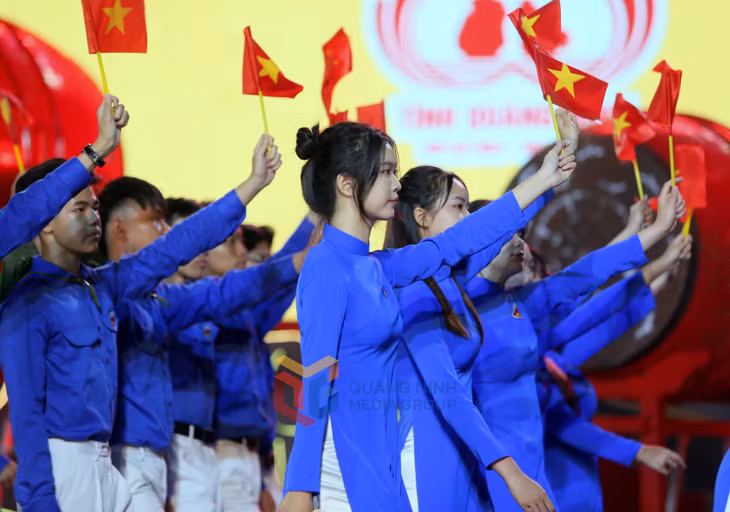 Lực lượng đoàn viên thanh niên trong màu áo xanh thiên thanh diễu hành qua lễ đài.