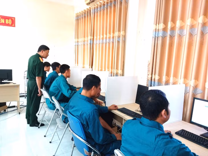 Cán bộ, chiến sĩ LLVT huyện Vân Đồn thi lý thuyết tìm hiểu kiến thức Luật Giao thông đường bộ.