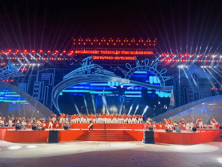 Liên khúc Will rock you-Việt Nam ơi- Hello Hạ Long do CLB Piano Hạ Long biểu diễn.