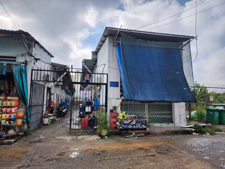 Khu vực trước dãy trọ, nơi xảy ra vụ việc.