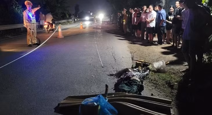 Hiện trường vụ tai nạn khiến người phụ nữ đi xe đạp bị tử vong tại chỗ