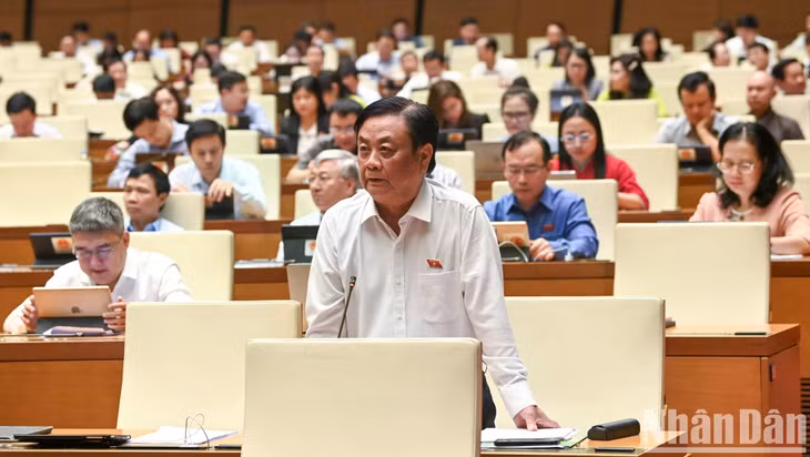 Bộ trưởng Nông nghiệp và Phát triển nông thôn Lê Minh Hoan giải trình, làm rõ một số nội dung đại biểu Quốc hội nêu tại phiên thảo luận. (Ảnh: DUY LINH)