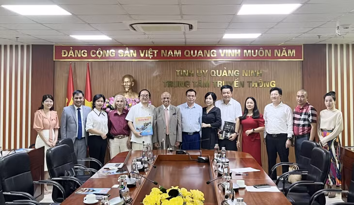 Các đại biểu chụp ảnh lưu niệm tại buổi gặp gỡ.