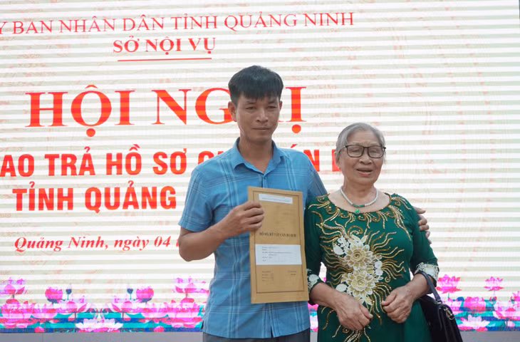 Niềm vui, tự hào của những cán bộ đi B và người thân khi nhận lại hồ sơ, kỷ vật.