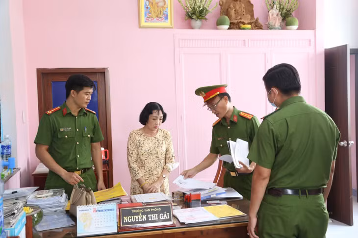 Cán bộ Công an thu giữ tài liệu tại VPCC Nguyễn Thị Gái.