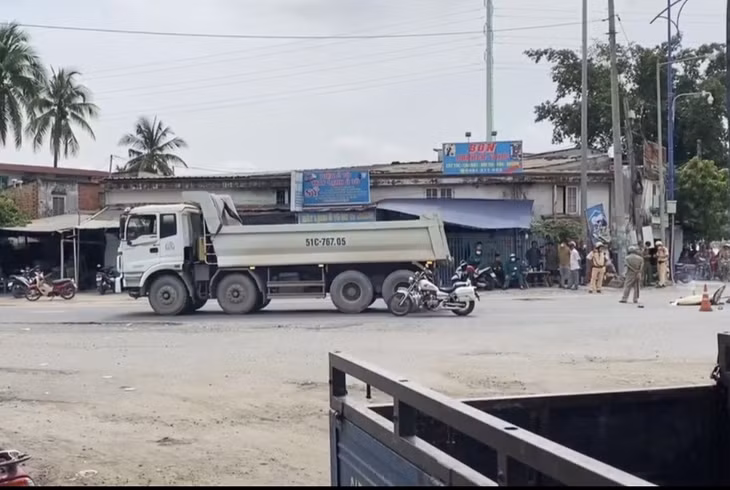 Lực lượng chức năng khám nghiệm hiện trường. Ảnh: NC