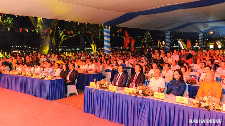 Các đại biểu cùng du khách dự lễ tưởng niệm 723 ngày mất Anh hùng dân tộc Trần Hưng Đạo