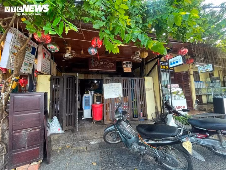Tiệm bánh mì Phượng ở Hội An bị đình chỉ hoạt động 3 tháng và nộp phạt 96 triệu đồng vì khiến 313 thực khách ngộ độc.