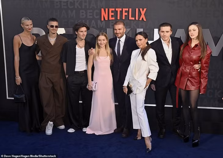 Gia đình Beckham dự buổi ra mắt phim tài liệu Beckham vào ngày 3/10. Ảnh: Shutterstock.