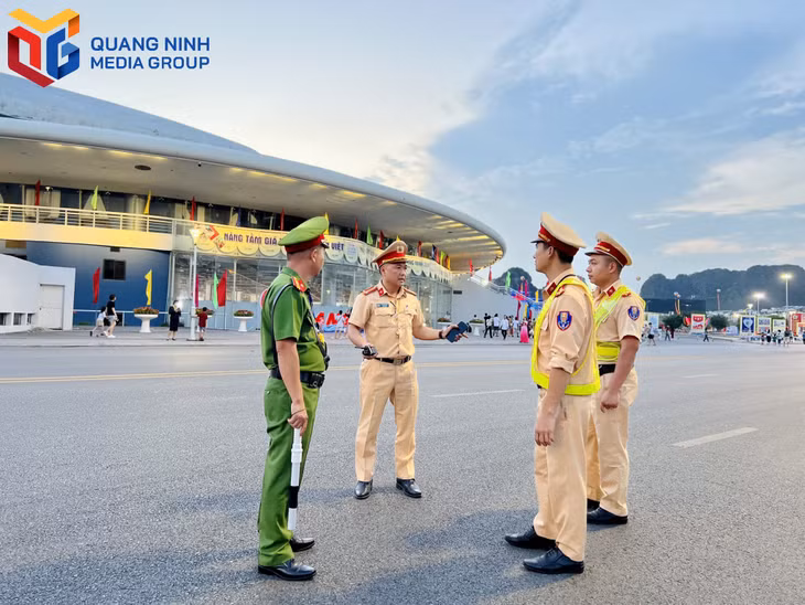 Chỉ huy Đội Cảnh sát giao thông (Công an TP Hạ Long) bố trí lực lượng tại các chốt.