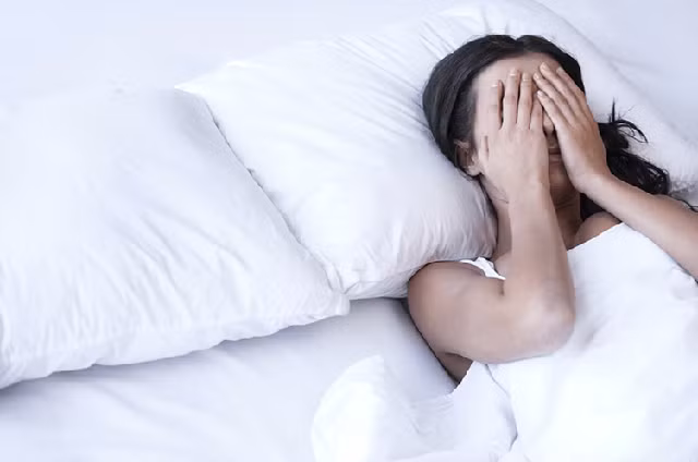 Với nhịp sống và áp lực từ nhiều phía, việc mất ngủ hay ngủ không ngon và sâu giấc khiến cuộc sống, sinh hoạt của chúng ta bị ảnh hưởng dẫn đến những hệ lụy.