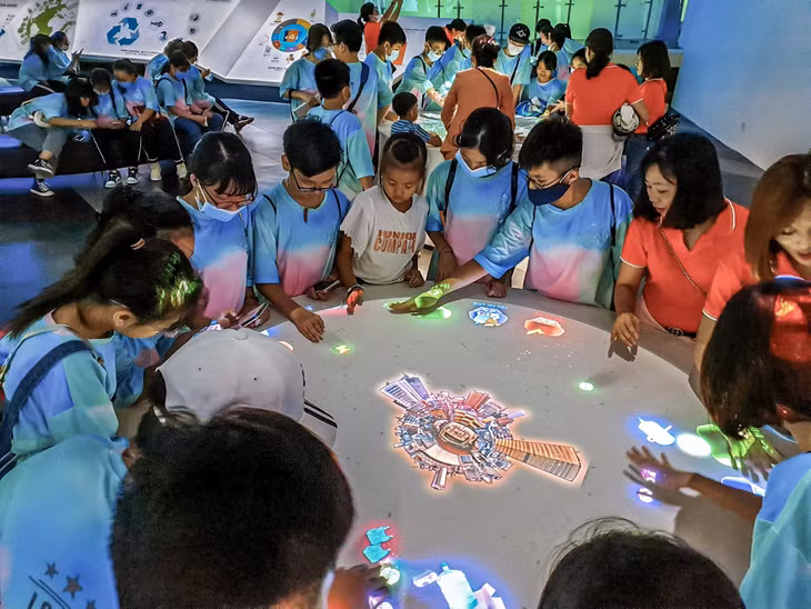 Hệ thống thiết chế văn hóa được tăng cường đầu tư, nâng cao chất lượng. Nhiều công trình văn hóa tầm quốc gia, quốc tế được đầu tư đồng bộ, hiện đại như Bảo tàng - Thư viện tỉnh, Cung quy hoạch, hội chợ và triển lãm, Cung văn hóa thanh thiếu nhi... Ảnh: Học sinh trải nghiệm mô hình thực tế ảo trong Cung quy hoạch, hội chợ và triển lãm tỉnh.