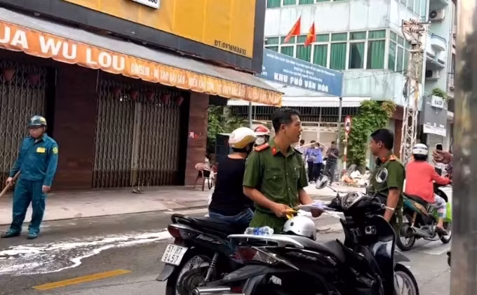 Cảnh sát khám nghiệm hiện trường vụ án. Ảnh: Đình Văn
