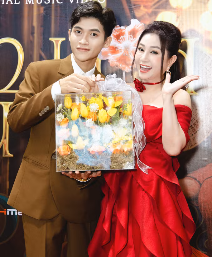 Ca sĩ H-Kray và nghệ sĩ Thoại Mỹ trong buổi ra mắt MV "Phấn hoa màu son" chiều 1/10 tại TP HCM. Ảnh: Nhân vật cung cấp