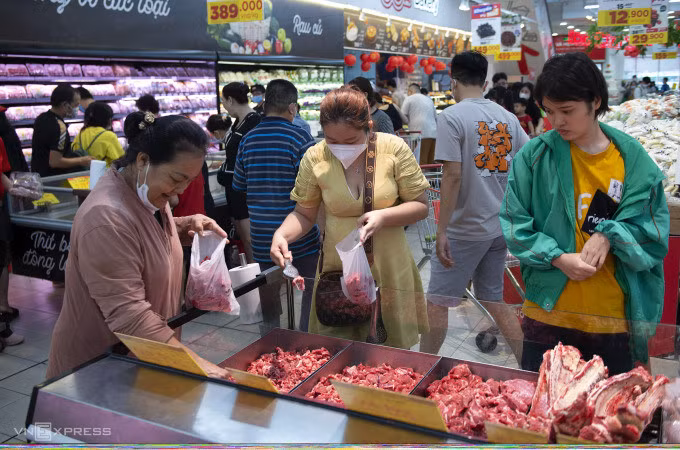 Người dân mua hàng tại một siêu thị ở TP HCM vào chiều 18/6. Ảnh: Quỳnh Trần