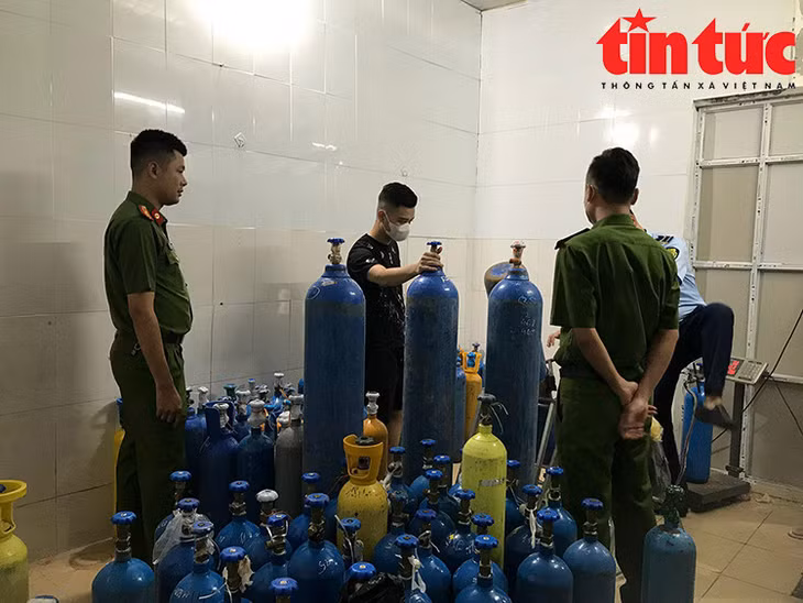 Lực lượng chức năng đã thu giữ các bình "khí cười".