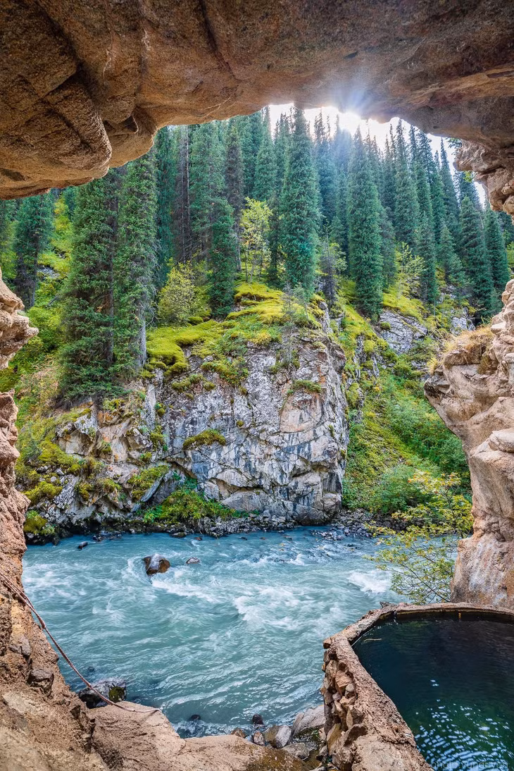 Suối khoáng nóng ở làng Arashan, phía nam thành phố Bishkek, miền bắc Kyrgyzstan. Vũ Nguyên ấp ủ chuyến đi đến Trung Á và chỉ quyết định lên đường từ một cuộc tán gẫu với bạn bè hồi tháng 7. Hơn một tháng chuẩn bị, cả nhóm lên đường.