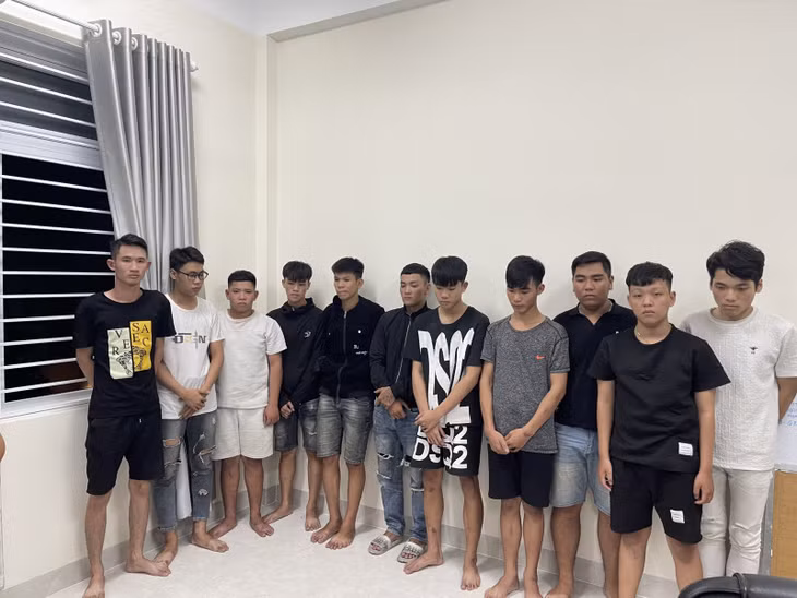 Nhóm thanh thiếu niên sử dụng đao kiếm, súng đạn gây rối ANTT do Nguyễn Hữu Quỳnh cầm đầu đang được Công an quận cẩm Lệ tạm giữ để điều tra.
