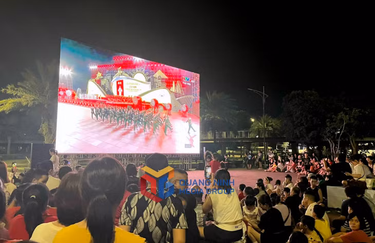 Tại khu vực các màn hình led cỡ lớn được lắp đặt trên địa bàn TP Hạ Long cũng có rất đông người dân đón xem Lễ kỷ niệm.