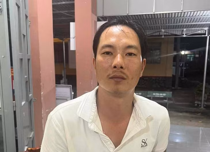 Đỗ Văn Huy bị bắt giữ sau khi chém gục vợ hờ - Ảnh: T.T