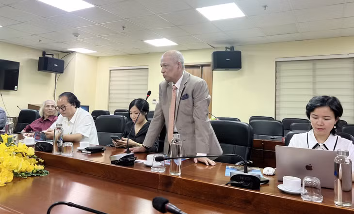 Ông Nguyễn Hồng Huệ (Peter Hong), Ủy viên TƯ MTTQ Việt Nam, Phó Chủ tịch Thường trực, Tổng thư ký Hiệp hội Doanh nhân Việt Nam ở nước ngoài trao đổi với các doanh nghiệp Quảng Ninh.
