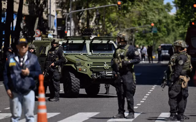 Cảnh sát đứng gác trên Đại lộ Mayo ở Buenos Aires sau khi Đại sứ quán Israel nhận được lời đe dọa đánh bom, ngày 18/10/2023. Ảnh: AFP