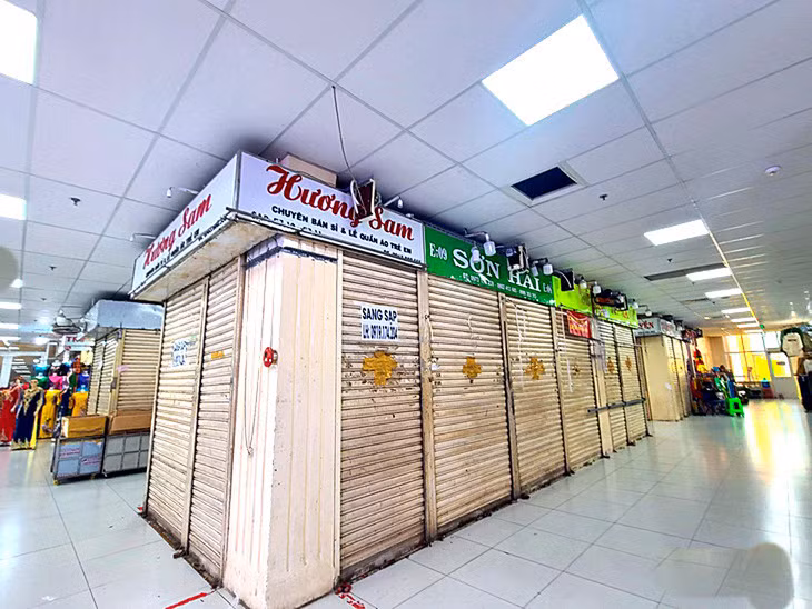 Vắng khách nên nhiều sạp hàng tại chợ An Đông (TP.HCM) đóng cửa treo biển sang sạp - Ảnh: NHẬT XUÂN