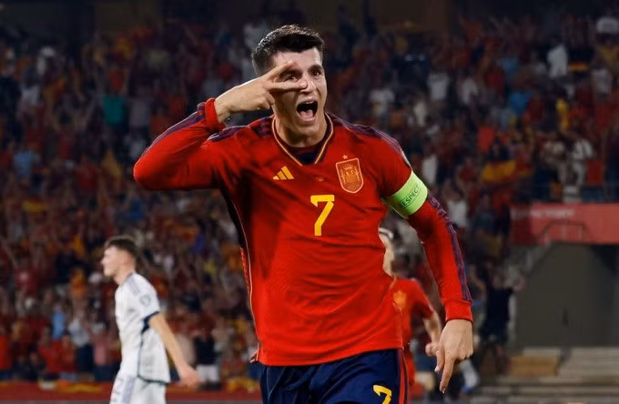 Morata mừng bàn thắng 33 trong màu áo đội tuyển Tây Ban Nha. Ảnh: Reuters