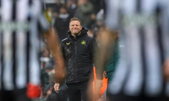 Howe thất vọng sau một tình huống hỏng ăn của Newcastle trong trận thua Dortmund 0-1 ở lượt ba bảng F Champions League trên sân nhà St James' Park ngày 25/11. Ảnh: AP