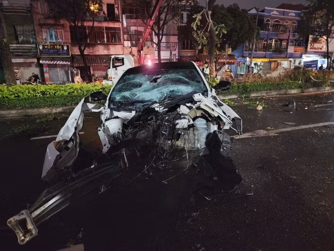 Đầu xe, kính chắn gió ôtô bị vỡ nát sau tai nạn. Ảnh: Đình Văn