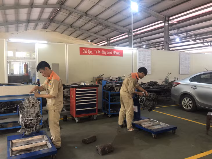Các thí sinh tham gia thi nghề sửa chữa ô tô tại Hội thi tay nghề của tỉnh năm năm 2022.