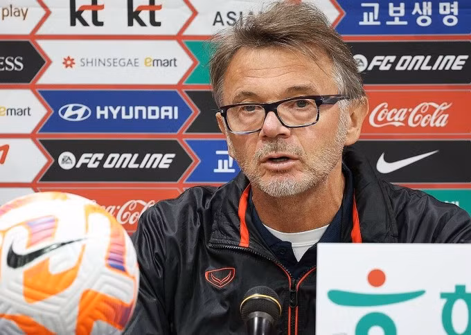 HLV Troussier phát biểu ở phòng họp báo sân Suwon World Cup chiều 16/10, một ngày trước trận giao hữu Việt Nam gặp Hàn Quốc. Ảnh: Yonhap