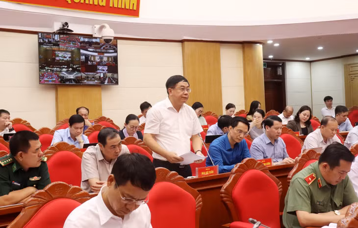Đồng chí Mai Vũ Tuấn, Giám đốc Trung tâm Truyền thông tỉnh phát biểu tham gia ý kiến tại hội nghị.