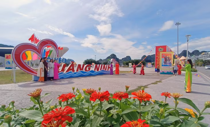 Người dân, du khách háo hức ghi lại những khoảnh khắc đẹp bên biểu trưng chào mừng kỷ niệm 60 năm thành lập tỉnh tại Cung Quy hoạch, hội chợ và triển lãm tỉnh.