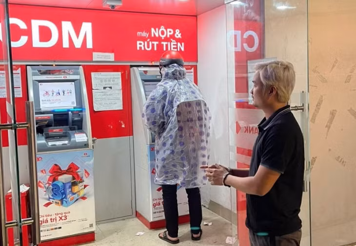 Đối tượng Ngô Vàng Long bị bắt khi tiếp cận khách rút tiền tại một trụ ATM.