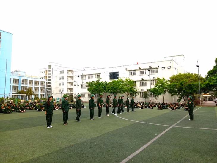 Học sinh Trường Chuyên Hạ Long tham gia lớp bồi dưỡng kiến thức QP-AN. (Ảnh đơn vị cung cấp).