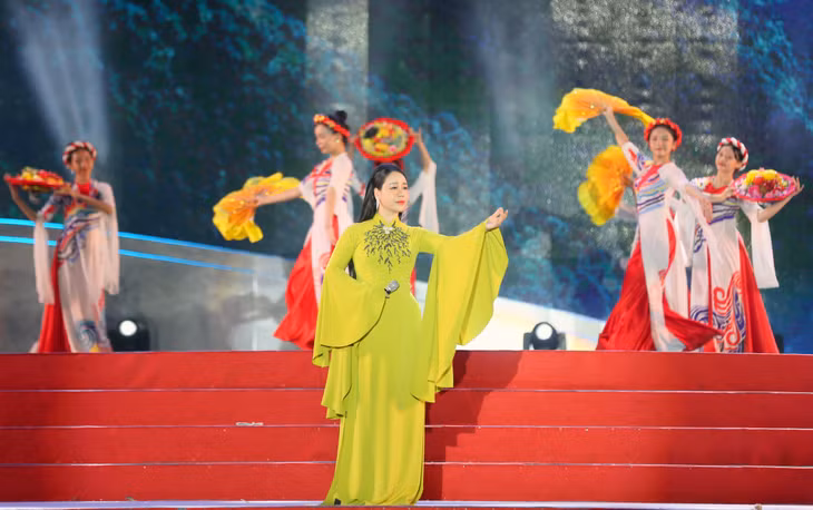 Ca sĩ Phương Anh và tốp múa duyên dáng, thướt tha với ca khúc "Lên Ngọa Vân", sáng tác nhạc sĩ Đỗ Hòa An.