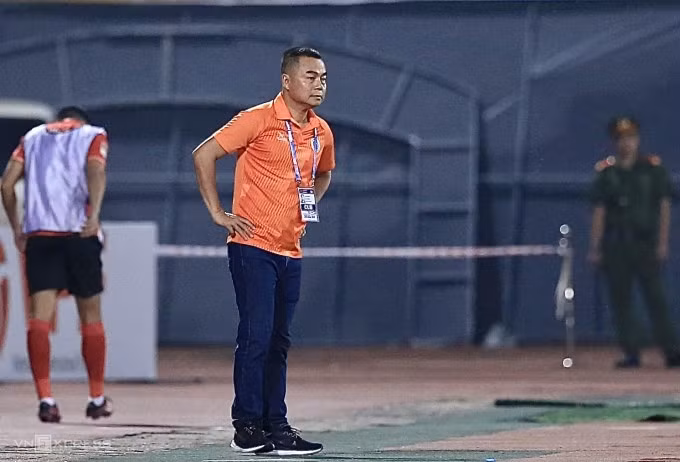 HLV Trần Tiến Đại trong trận CAHN hòa Bình Định 1-1 ở vòng một V-League 2023-2024. Ảnh: Hoàng Trung