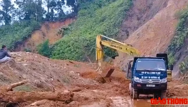 Nền đường vị trí sạt lở gây tắc đường Hồ Chí Minh tại Km 392+100 hình chữ U nên công tác đảm bảo giao thông gặp khó khăn, Công ty CP QL&amp;XD Đường bộ Thừa Thiên - Huế đã mở đoạn đường bên cạnh ta luy âm với chiều rộng 5m, dài khoảng 60m để thông tuyến.