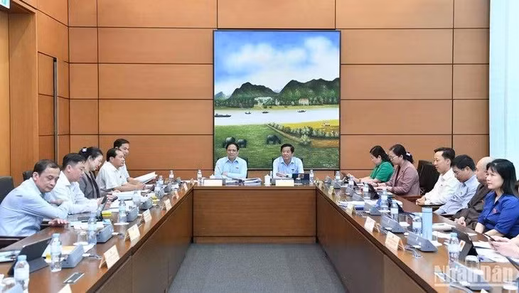 Quang cảnh buổi họp tại tổ, sáng 24/10 của Đoàn đại biểu Quốc hội các tỉnh Điện Biên, Bình Định, Vĩnh Long và thành phố Cần Thơ. (Ảnh: ĐĂNG KHOA)