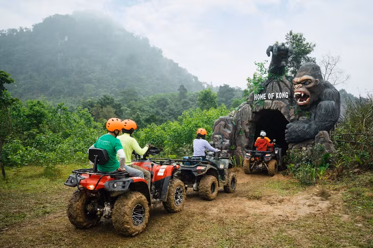 Người đam mê cảm giác mạnh chắc chắn không thể bỏ lỡ chuyến lái xe ATV xuyên rừng lim, với những con đường lầy dốc lên dốc xuống, băng suối và đi xuyên hầm khám phá nhà của Kong - một điểm đến gắn với phim bom tấn Hollywood Kong: Skull Island năm 2016 lấy bối cảnh ở Tân Hóa.